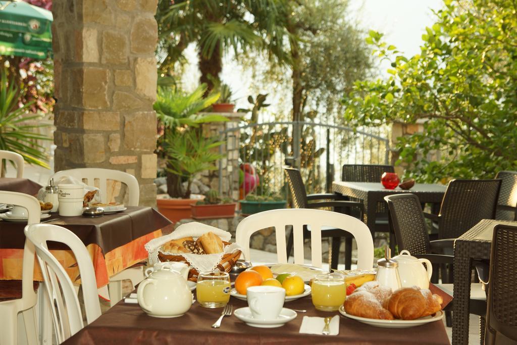 Hotel Augusta Garni Limone sul Garda Room photo